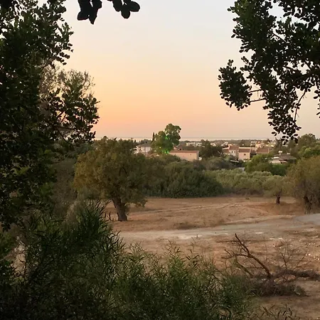 Tranquil Poolside With Stunning Views شقة