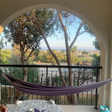 Tranquil Poolside With Stunning Views Appartement