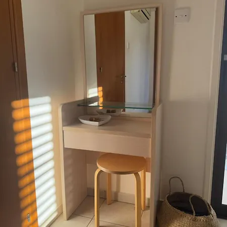 Tranquil Poolside With Stunning Views شقة