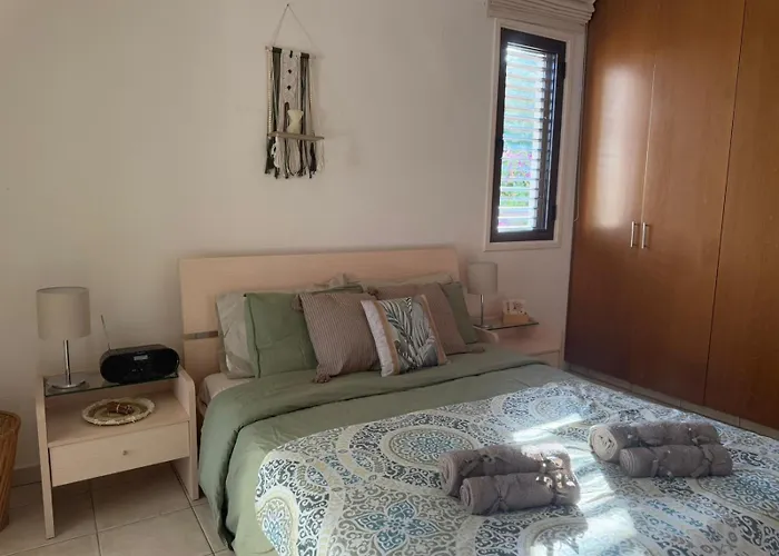 Tranquil Poolside With Stunning Views Apartmán